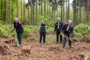 Tag des Baumes: Landrat Dallinger greift zum Spaten 1 20220425 Baumpflanzaktion 43