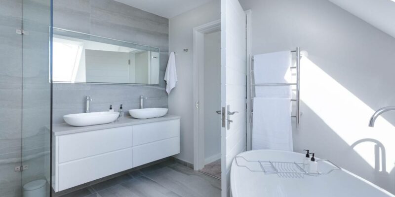 So desinfizieren Sie Badewanne und WC richtig