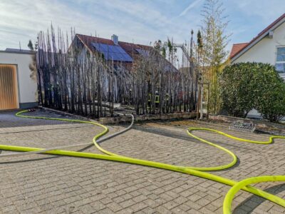 Eppingen-Adelshofen: Heckenbrand greift auf mehrere Gebäude über